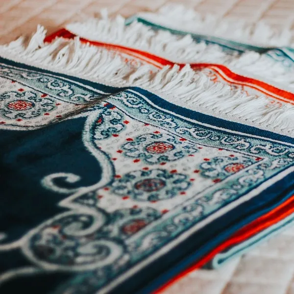 Tapis prière enfant motifs ludiques colorés