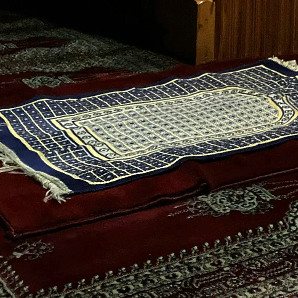 Tapis de prière posé au sol mosaïque salon
